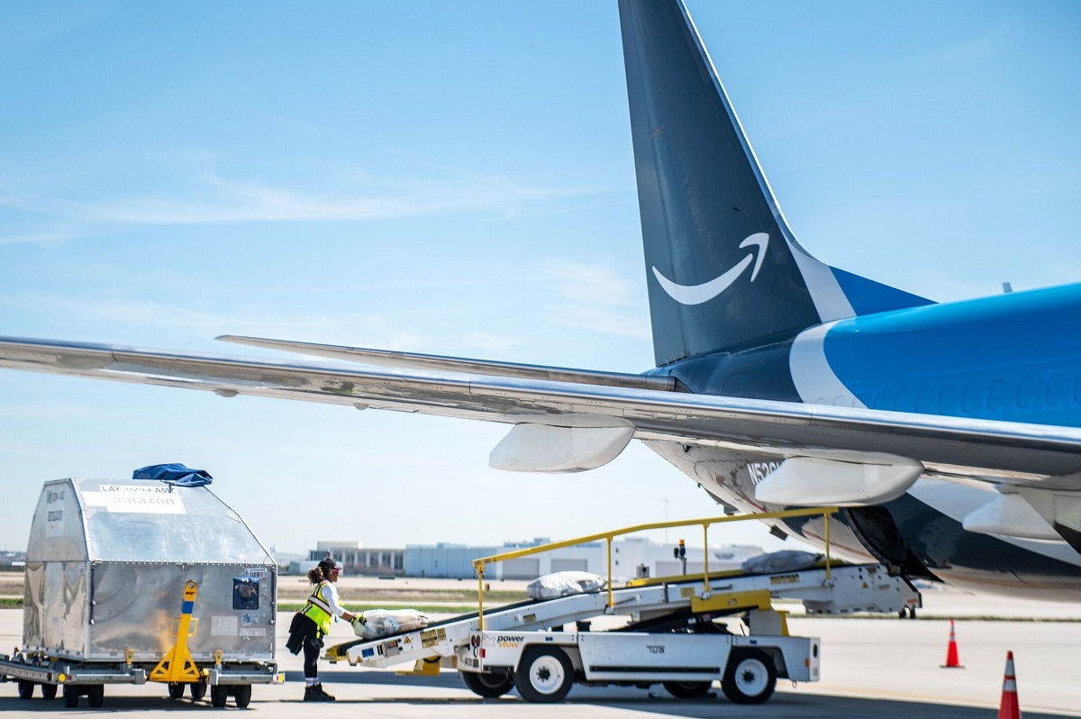 Loading Amazon aircraft