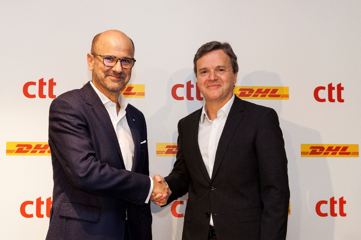 Joao Bento (CTT) with Pablo Ciano (DHL eCommerce)