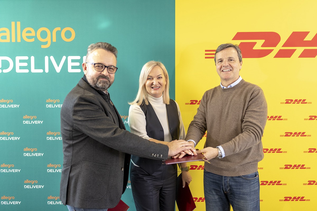 Jakub Kłoczewiak (Allegro) with Agnieszka Świerszcz (DHL) and Pablo Ciano (CEO DHL eCommerce)