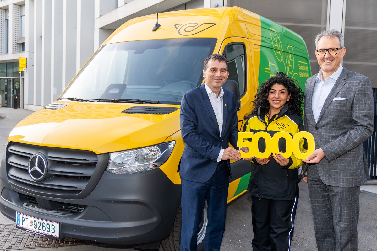 Peter Umundum (left), driver Gönül Hanoglu and Michael Jopp with Austrian Post's 5,000th electric van