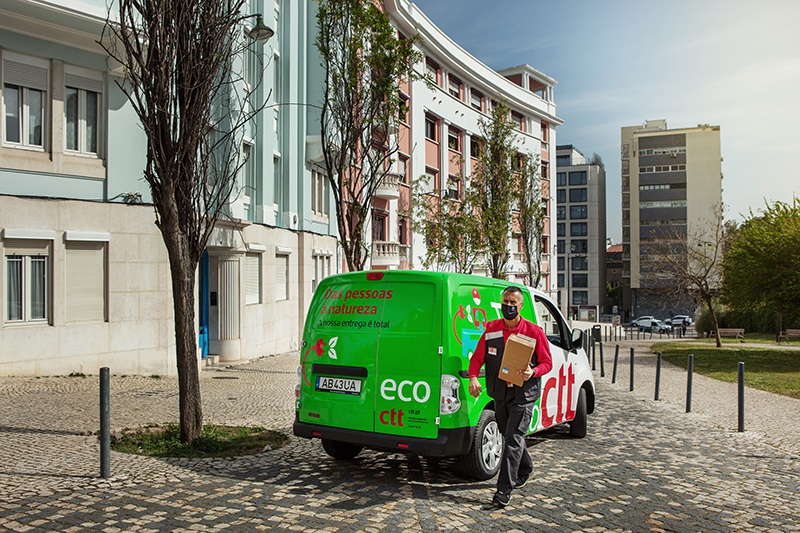 A CTT Eco delivery van with courier