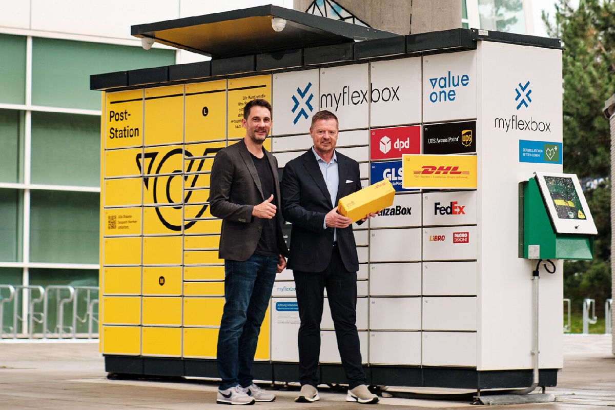 Jonathan Grothaus (myflexbox) with DHL's Ralf Schweighöfer (right)