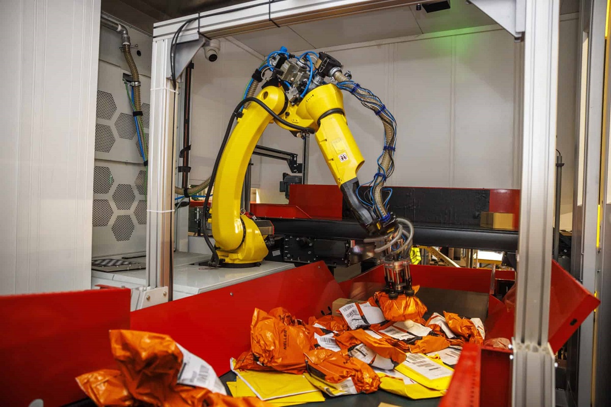 Vanderlande's auto-induct robot at DHL's Madrid hub