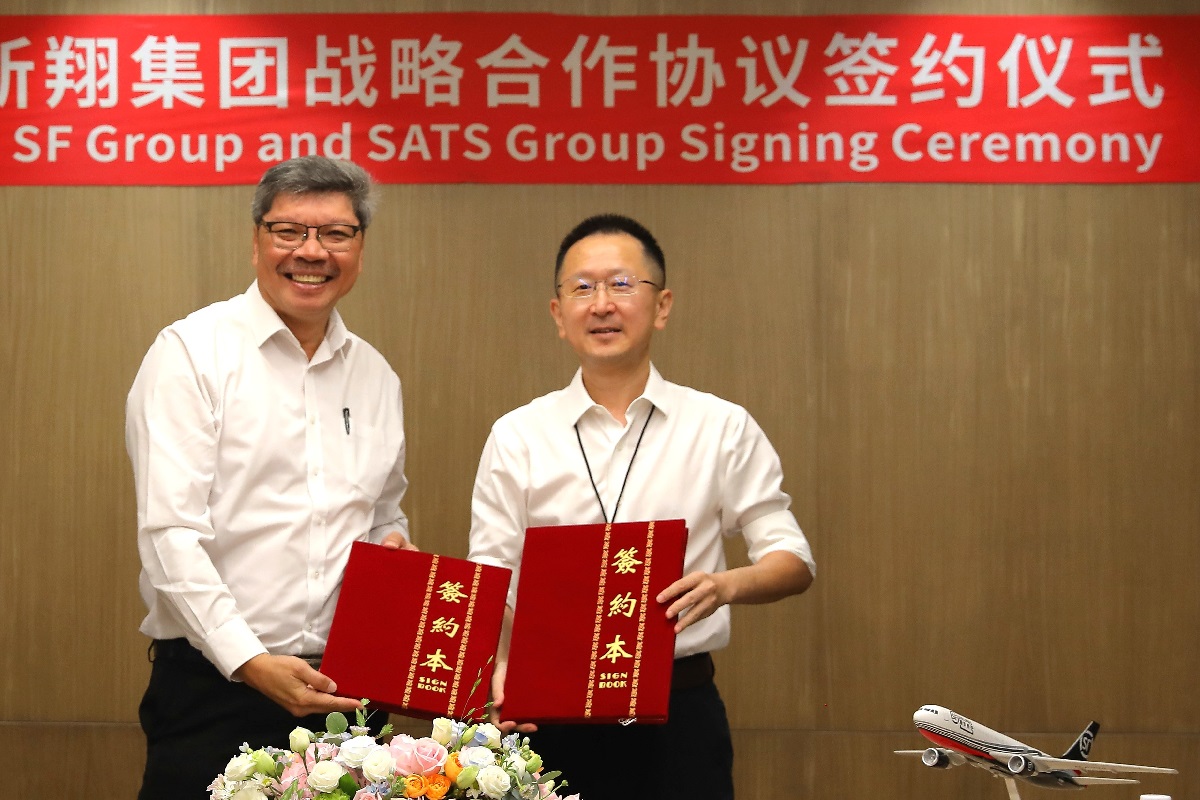 Bob Chi (SATS Group, left) with Zhang Ji  (SF Group Vice President)