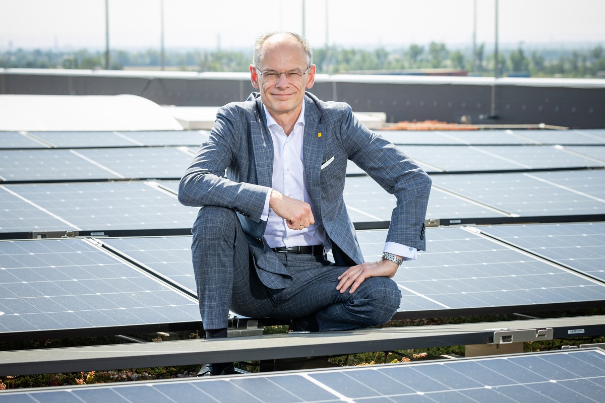 Rooftop presentation: Austrian Post deputy CEO Walter Oblin with a solar panel installation